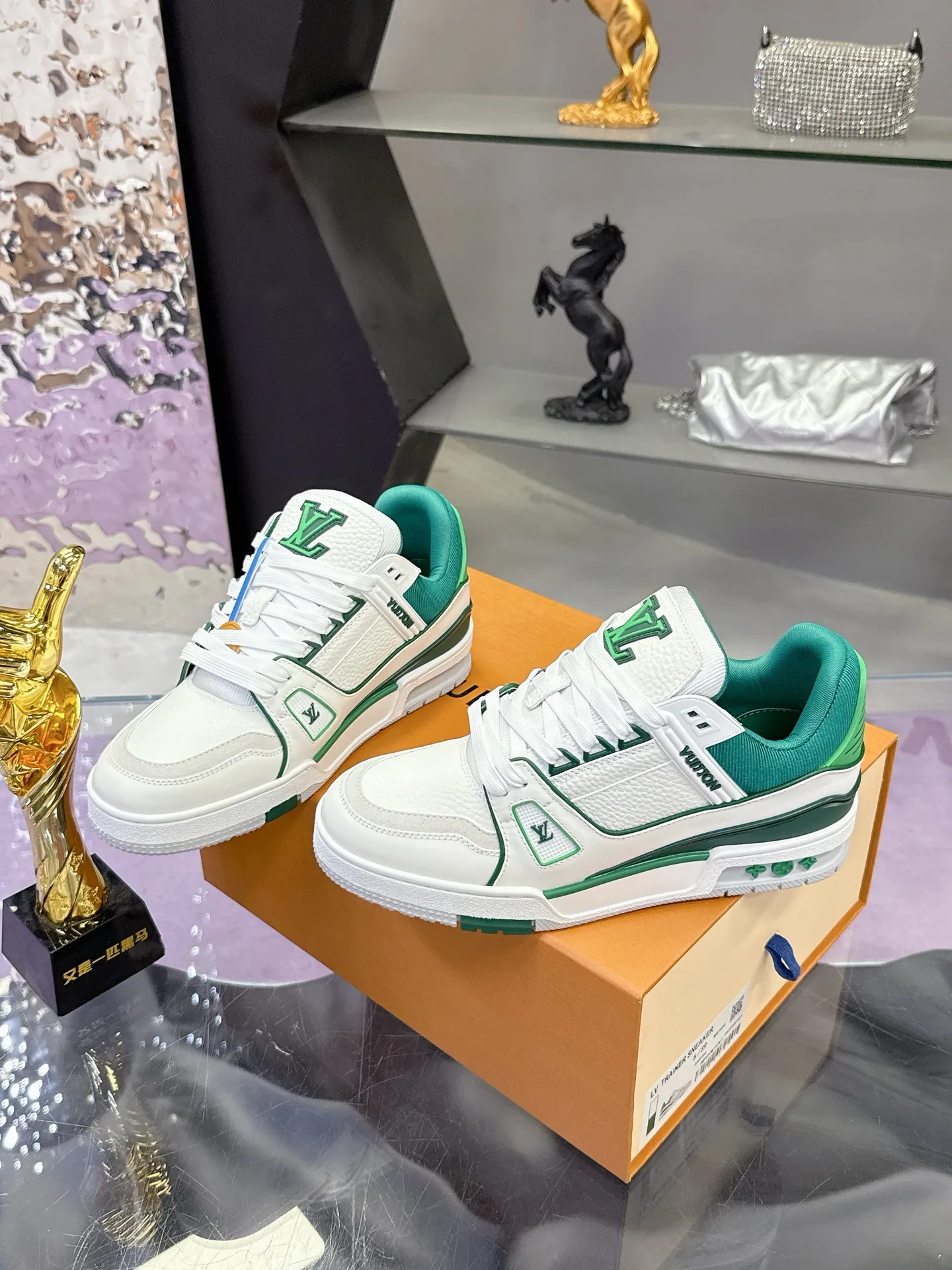 Factory price: 760💰 (latest color) This LV Trainer sneaker is made of grained cow leather, and uses vibrant colors to pay tribute to Virgil Abloh’s original classic inspired by retro basketball shoes. The upper is embellished with rubber LV letters and Vuitton logo, and the outsole is decorated with Monogram flowers. Exquisite packaging at the delivery counter🛍📦 ▪️Fabrics: Original customized first-layer cowhide ▪️Inner lining: Original customized breathable mesh lining ▪️Outsole: Original molded two-color TPU combination outsole ▪️Sole thickness: 3CM ▪️Size: Women's 35-40 Men's 38-46